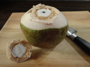 Wie öffne ich eine Kokosnuss?